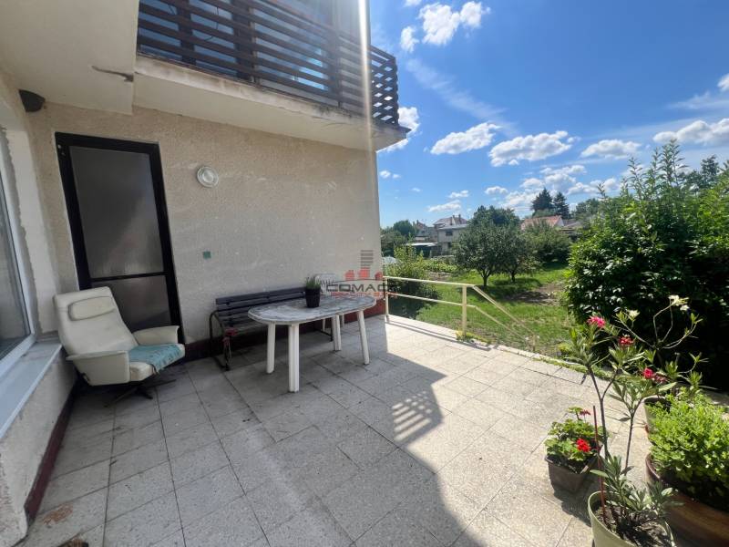 Rodinný dům na Tálové ulici ve Velkém Orvišti s terasou a zahradou na slunečný den.