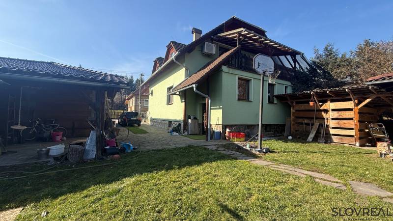 Rodinný dům v Lutile s dvorem, přístřeškem a zahradou.