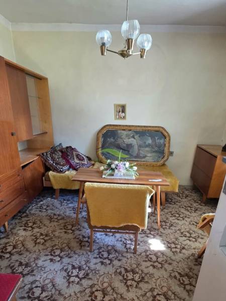 Rodinný dům obsahuje jídelnu s kobercovou podlahou, nábytkem a visícím lustrem.