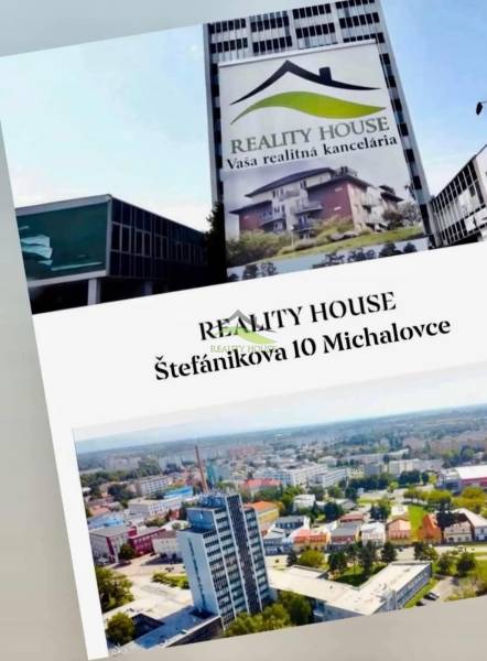 Budova s reklamou realitní kanceláře na ulici Štefánikova 10, Michalovce.