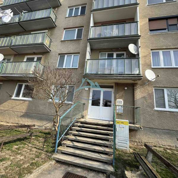 Bytový dům s balkóny na ulici J. Thuroczyho v Šahách.