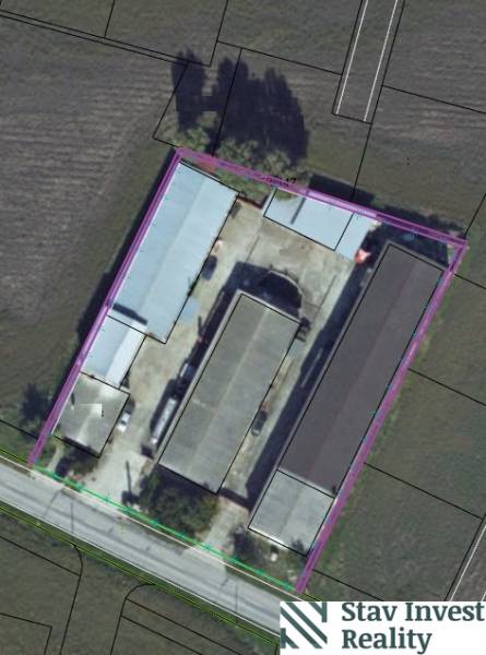 Letecký pohled na sklady a haly v Jánovcích obklopené poli.