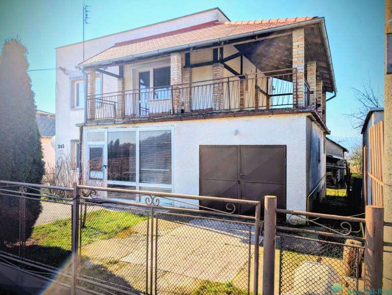 Rodinný dům na Nové ulici v Lastovcích s prostornou terasou a garáží.