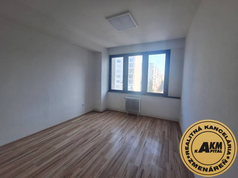 Kancelářský pokoj s podlahou s dřevěným dekorem a velkým oknem na Tulskej ve Zvolenu.