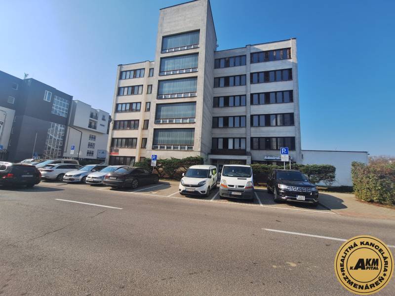 Budova na Tulskej ulici ve Zvolenu, před kterou parkují auta.