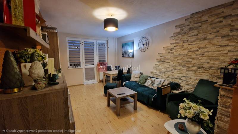 Obývací pokoj v 3pokojovém bytě s podlahou s dřevěným dekorem a dekorativními prvky.