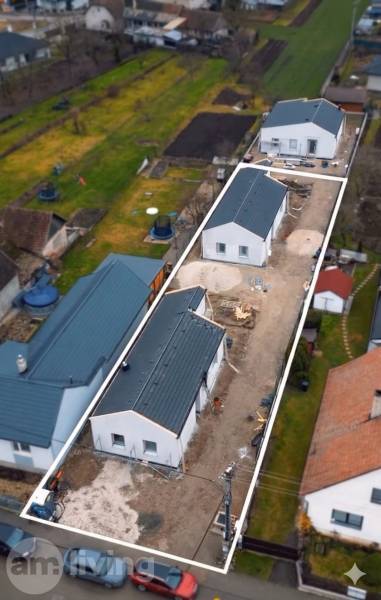 Zástavba rodinných domů v Borčicích obklopená zahradami a sousedními domy.