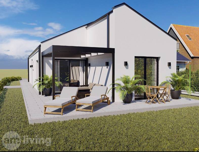 Rodinný dům v Borčicích s terasou, lehátky a zahradním nábytkem obklopený zeleným trávníkem.