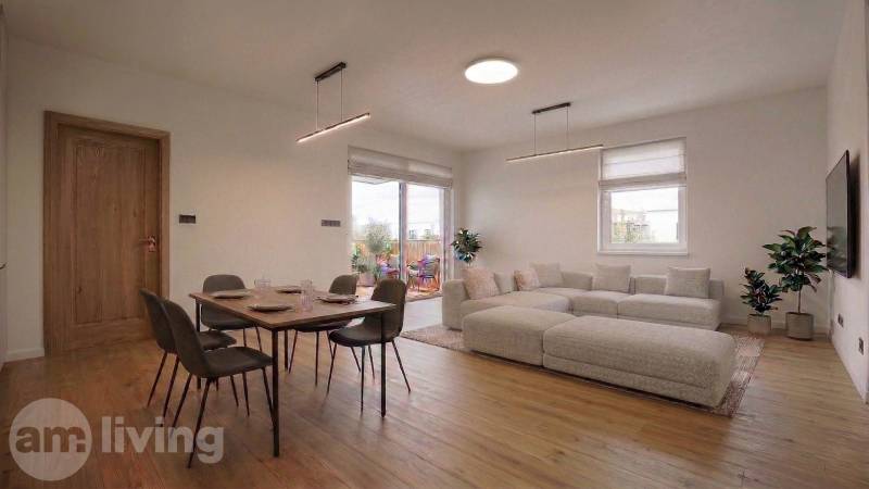 Obývací pokoj v rodinném domě s jídelním stolem a podlahou s dřevěným dekorem.