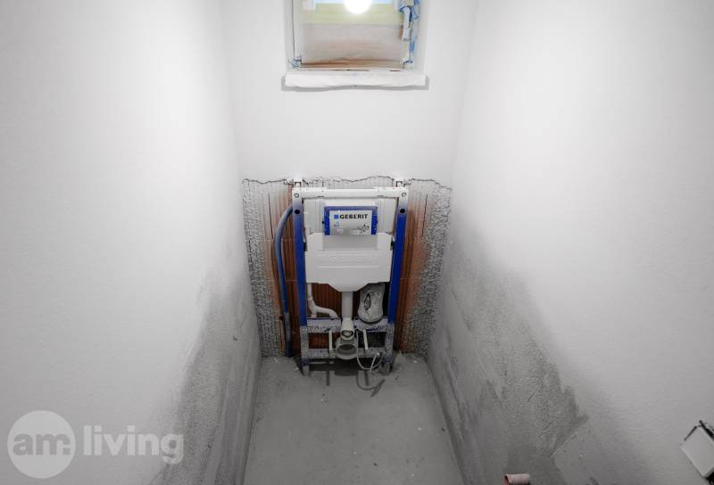 Připravovaná koupelna v rodinném domě s instalací splachovacího systému Geberit.