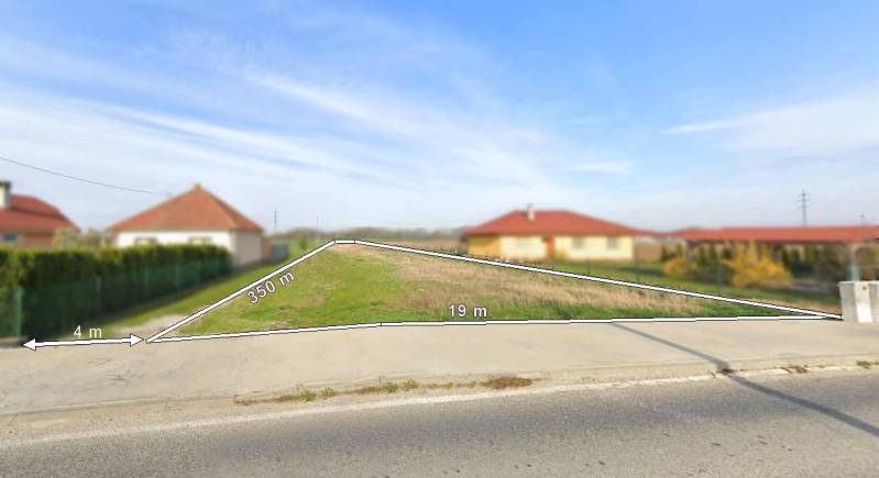 Pozemky - bydlení v Sokolovcích s označenou plochou pro výstavbu a okolními domy.