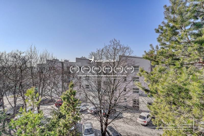 Pohled na ulici Veterná v Trnavě ze 4pokojového bytu, vidět stromy a auta.