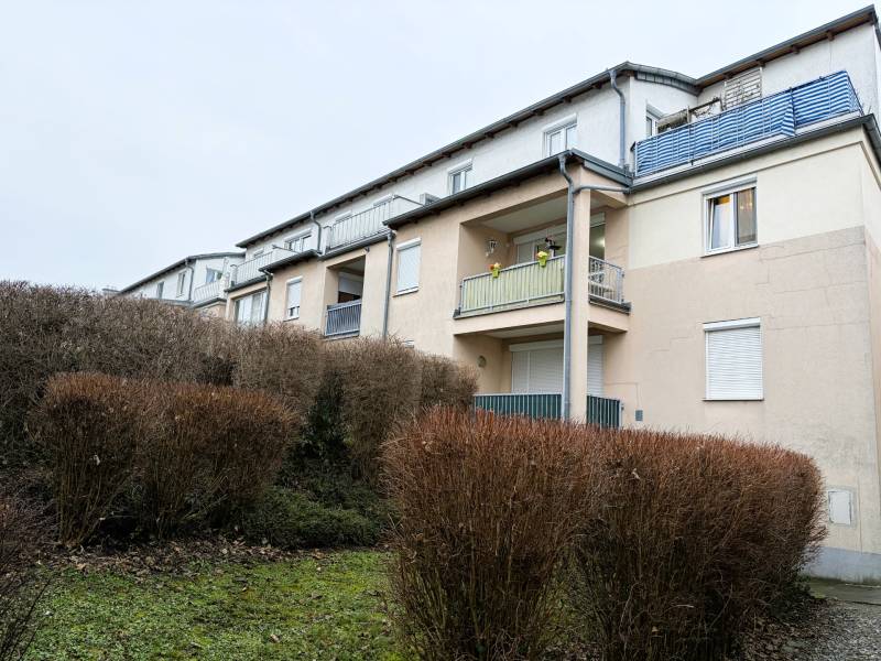 Exteriér 3-pokojového domu v Kittsee se zahradou a balkony.