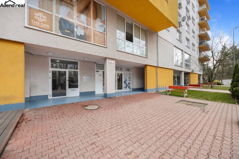 Exteriér budovy na Antolské ulici v Bratislavě - Petržalce s obchodními prostory.