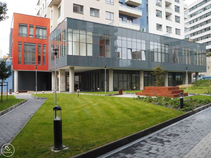 Moderní budova s velkými prosklenými stěnami na Plynárenské ulici v Bratislavě - Ružinově.