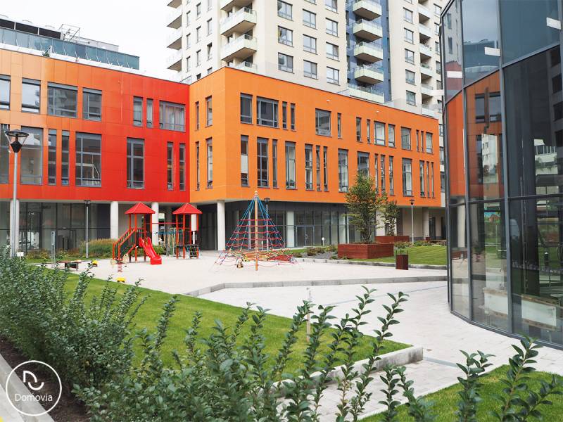 Dětské hřiště s moderními bytovými domy na Plynárenské ulici v Bratislavě - Ružinově.