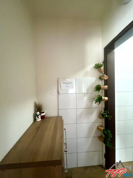 Dřevěný nábytek v gastro prostorech s dekorativními prvky na stěně.