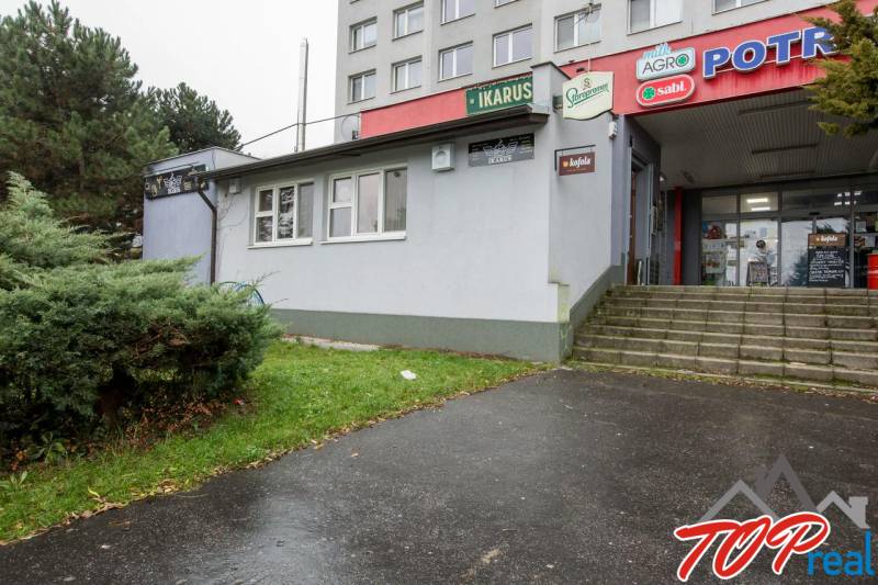 Gastro prostory na Žižkově ulici v Košicích - městská část Jih, se schodištěm a zelení.