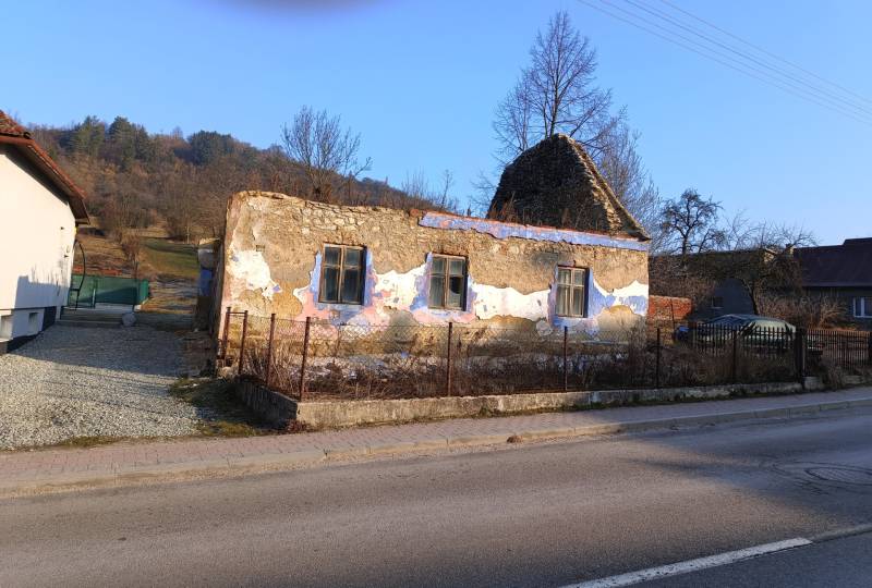 Opuštěná budova na pozemku ve Sklabini, vhodná k bydlení.
