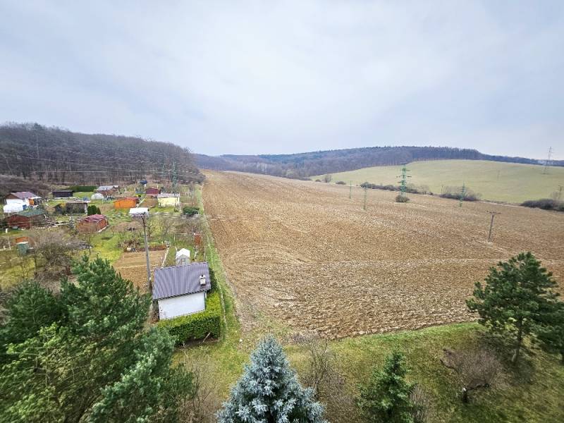 Venkovská krajina s políčky a zahrádkami v okolí Bánovců nad Bebravou, ideální pro pěstitele.