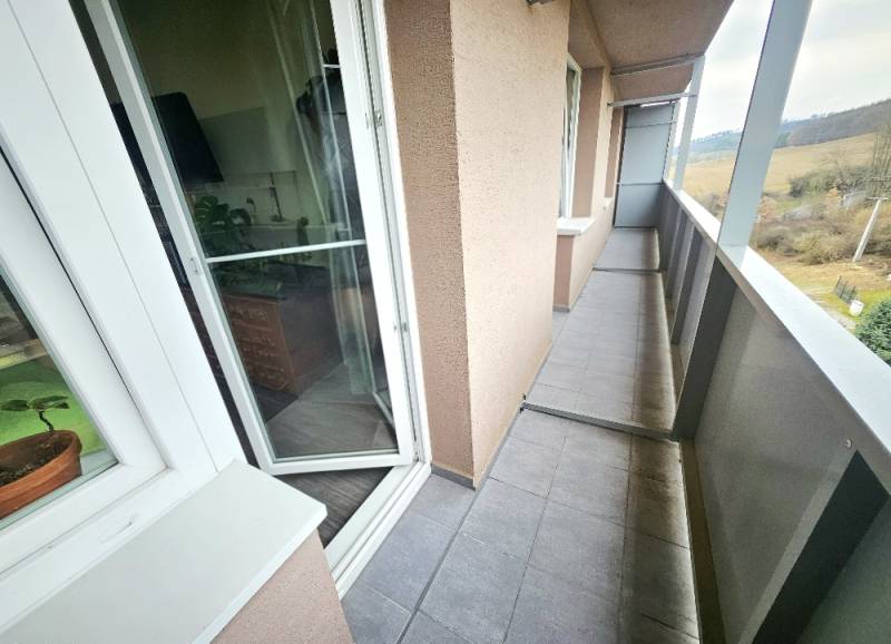 Balkon v 3-pokojovém bytě s výhledem na krajinu v Bánovcích nad Bebravou.