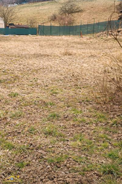 Stavební pozemek v Korni vhodný k bydlení, obklopený přírodou a mírně zvlněným terénem.