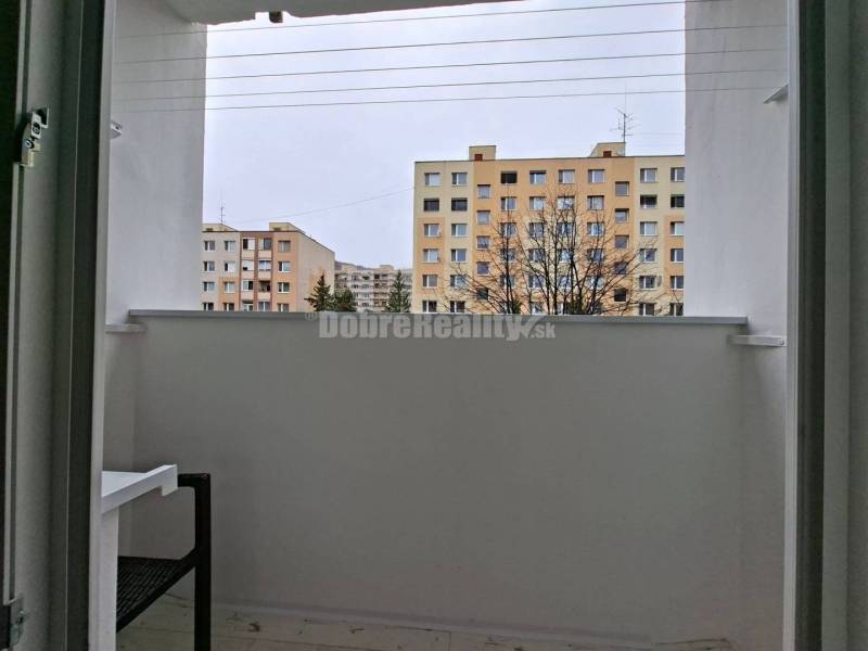 Výhled z balkonu 1-pokojového bytu na Školní ulici v Kaniance.