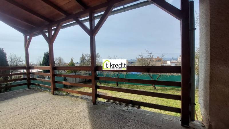 Zahrada a terasa rodinného domu ve Zlatých Moravcích s dřevěnou pergolou.