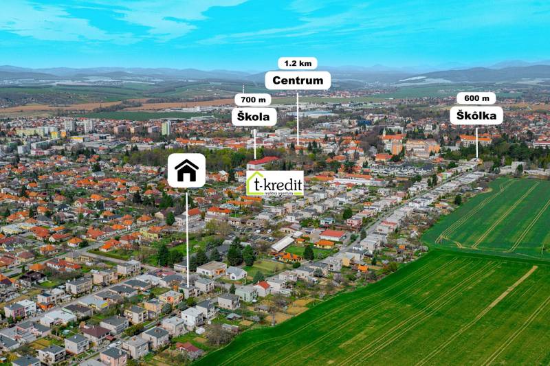 Pohled na rodinné domy ve Zlatých Moravcích s označením vzdáleností od centra.