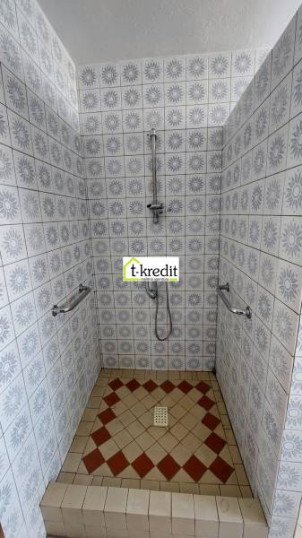 Sprchový kout s keramickými obklady v rodinném domě.