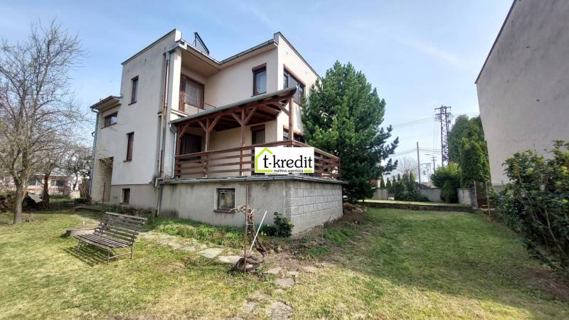 Rodinný dům ve Zlatých Moravcích s terasou a zahradou plnou zeleně.