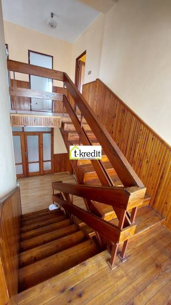 Schodiště s dřevěným obložením a dekorem v rodinném domě.