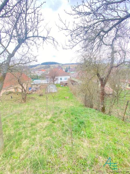 Zahrada u rodinného domu v Myjavě, Turá Lúka, s výhledem na okolní krajinu.