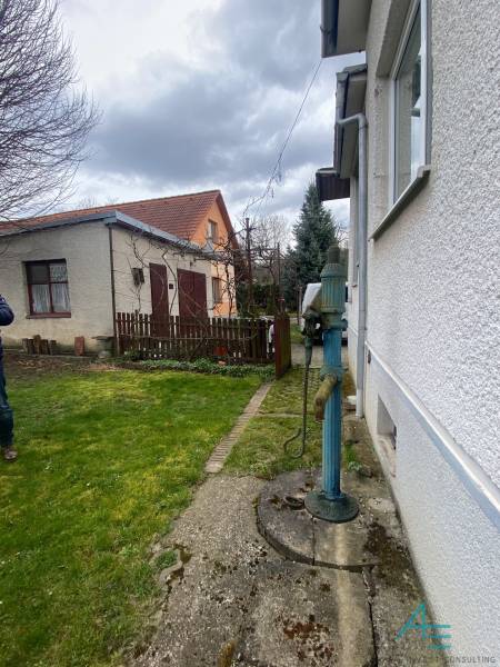 Zahrada u rodinného domu na ulici Turá lúka v Myjavě s pumpou na vodu.