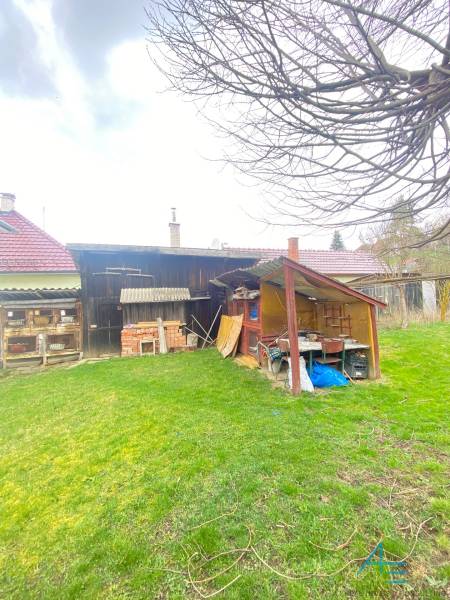 Rodinný dům na Turá Lúka v Myjavě s dřevěným přístřeškem a zelenou zahradou.