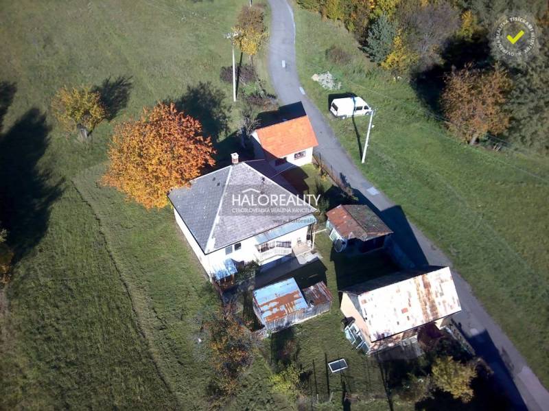 Rodinný dům v Malé Lehotě obklopený zelení a přístupovou cestou.
