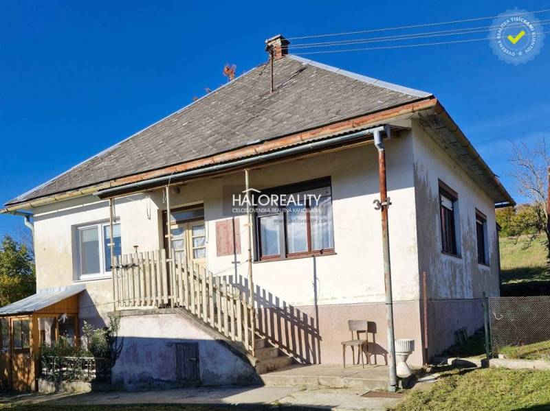 Rodinný dům v Malé Lehotě se šikmou střechou, schodištěm a zahradou.