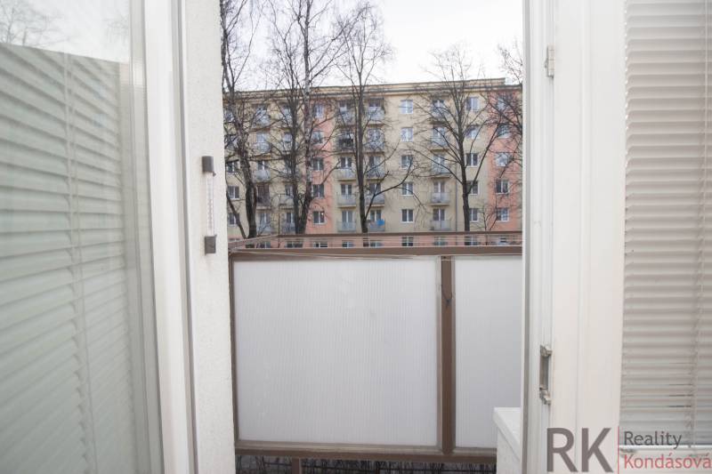 Výhled z balkonu na sídlištní zástavbu na Hlinkově ulici v Košicích.