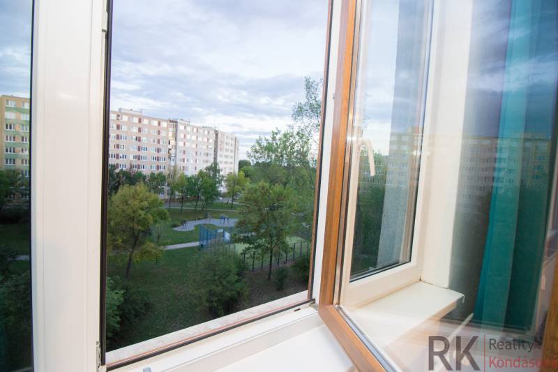 Výhled z okna 4-pokojového bytu na Krakovské ulici v Košicích, městská část Jih.