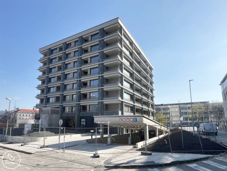 Novostavba bytového domu na Školské ulici v Bratislavě - Starém Městě.