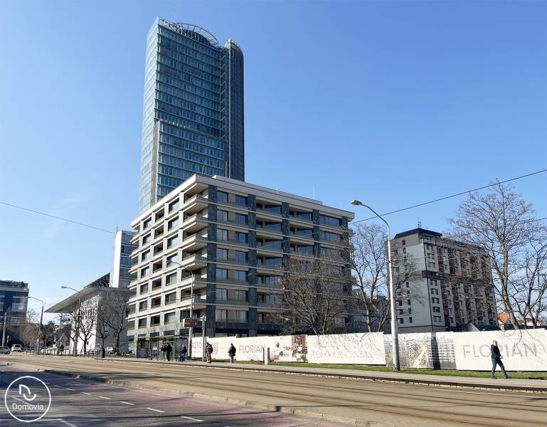Výšková budova a další stavby na Školské ulici v Bratislavě - Staré Město.