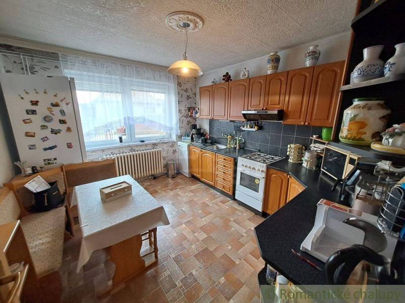 V domácí kuchyni s dřezem vyrobeným v nevyváženém uspořádání a lavicí vyváženou nad míru.