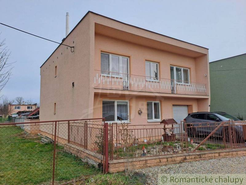 Rodinný dům ve Velkých Ripňanech s balkonem a upraveným dvorem.