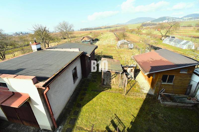 Rodinný dům v Žilině s přístavbami, zahradou a výhledem na okolní krajinu.