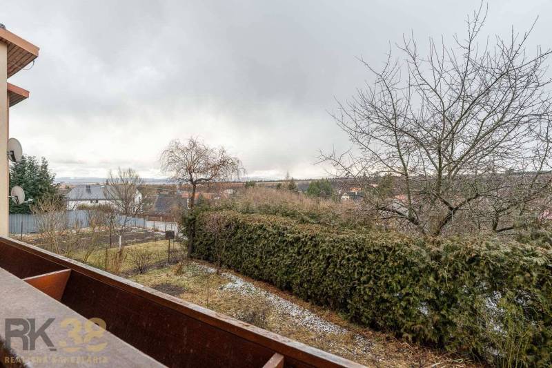 Výhled z 5 a více pokojového bytu ve Staré Lesné na zahradu a okolní domy.