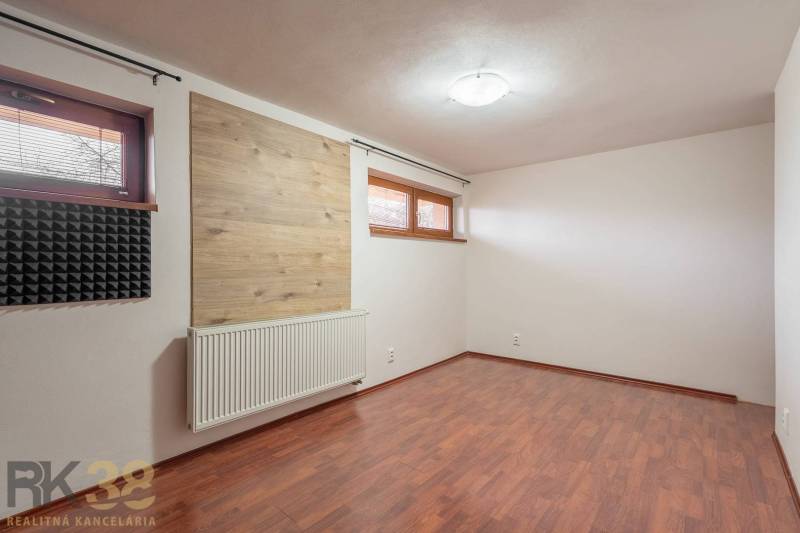 Pokoj s podlahou s dřevěným dekorem a zvukovou izolací v 5 a více pokojovém bytě.