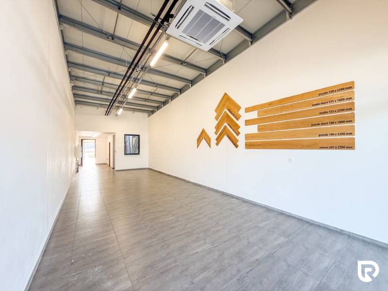 Obchodní prostory s podlahou s dřevěným dekorem a dekorací na stěně.