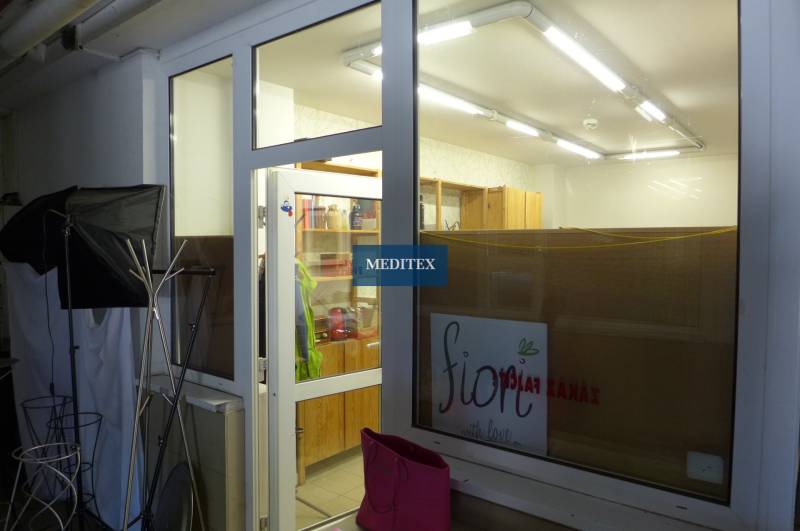 Interiér s regály a osvětlením, pohled přes skleněné dveře, Sklady a haly.