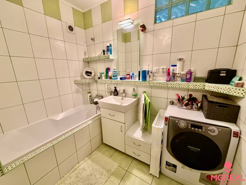 Koupelna se sprchou, často používaná, vypadá jako součást 3-pokojového bytu.