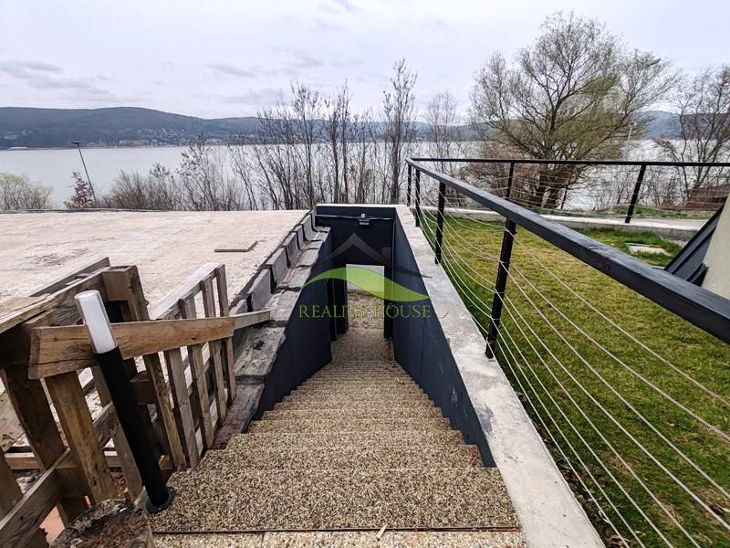 Exteriér v Holčíkovcích na ulici Eva s výhledem na jezero a schodištěm.